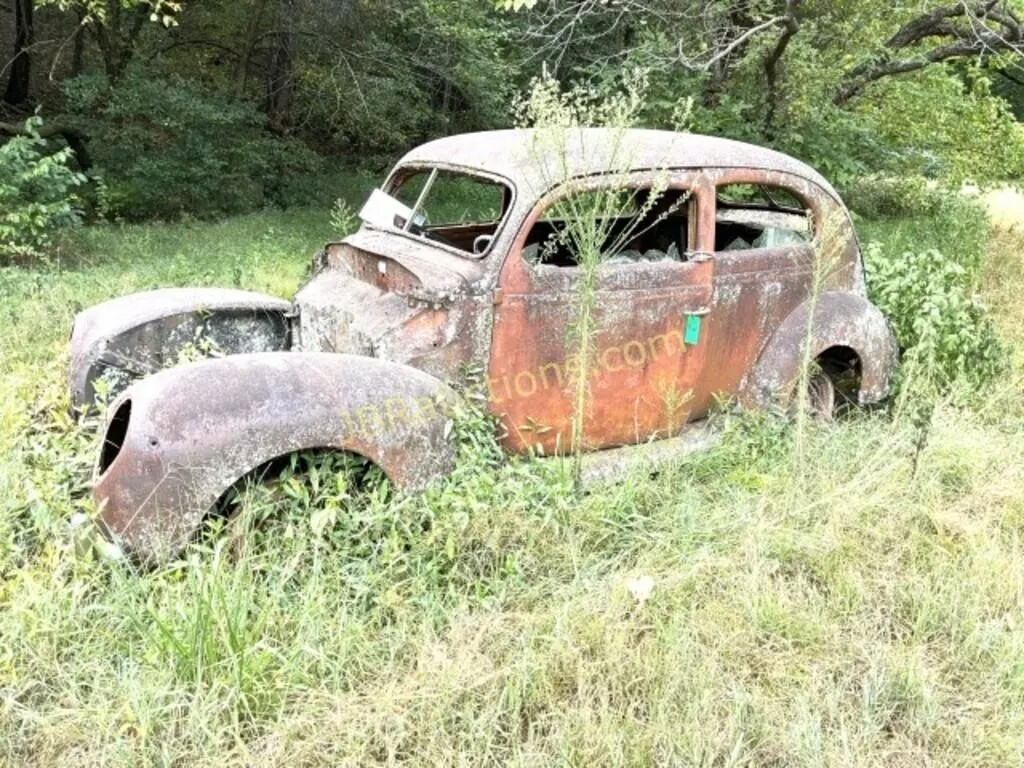 ANTIQUE FORD DELUXE CAR - SALVAGE NO TITLE