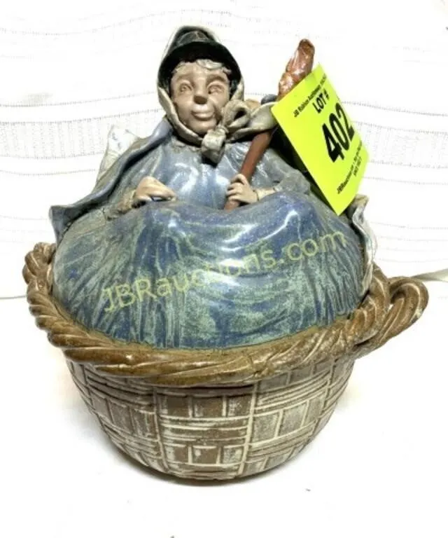 RAE DUNN - POTTERY OLD LADY COVERED BASKET 10Hx10W
