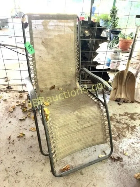 LOUNGE CHAIR