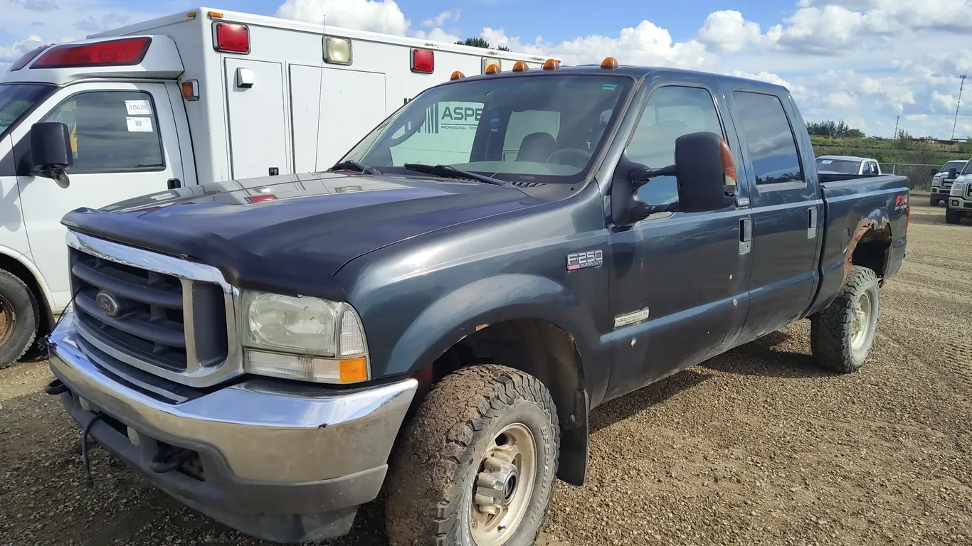 Non-Operable 2004 Ford F-250 Super Duty 4dr Crew Cab 4WD SB