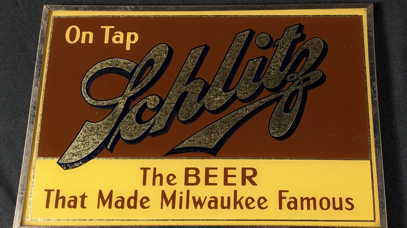GLASS SIGN ON TAP SCHLITZ THE BEER THAT MADE MILWAUKEE FAMOUS WISCONSIN