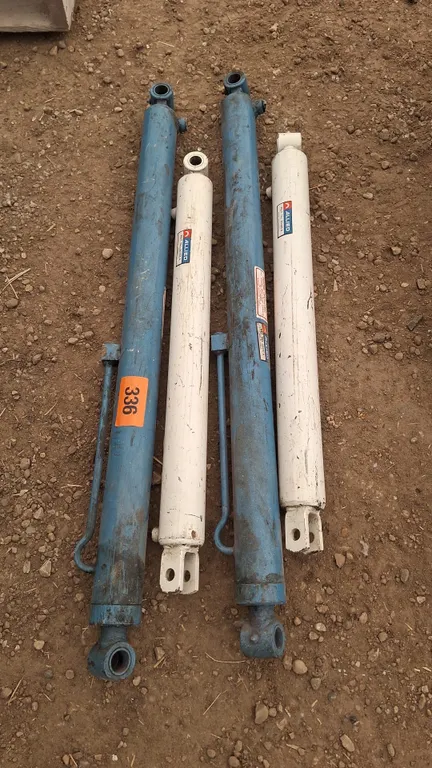 2 28" and 2 40" Hydraulic cylinders