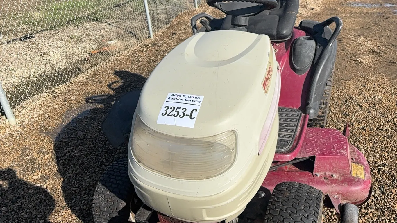 WHITE GT-2500 KH LAWN TRACTOR s/n 1A276H30197