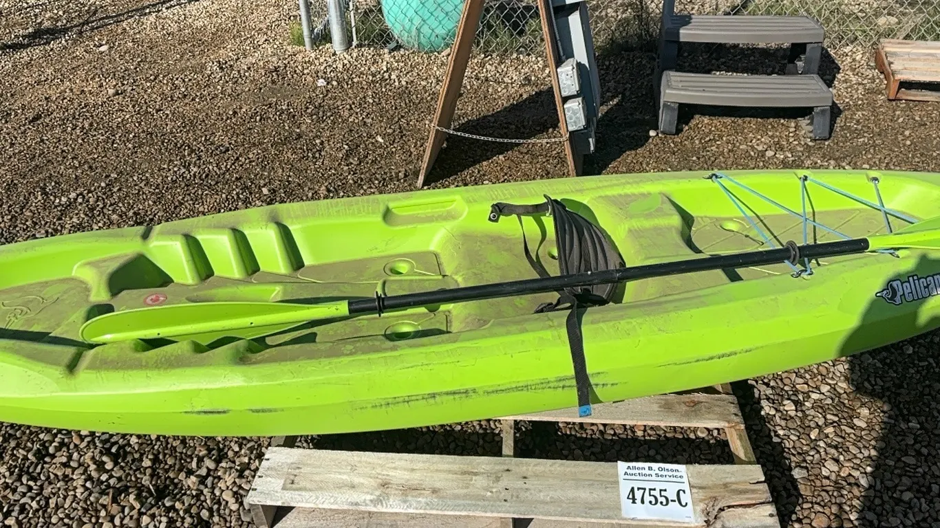 10' PELICAN GREEN KAYAK w/ PADDLE
