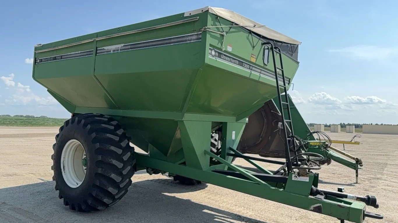 ID 0015 2004 Unverferth 7000 Grain Cart