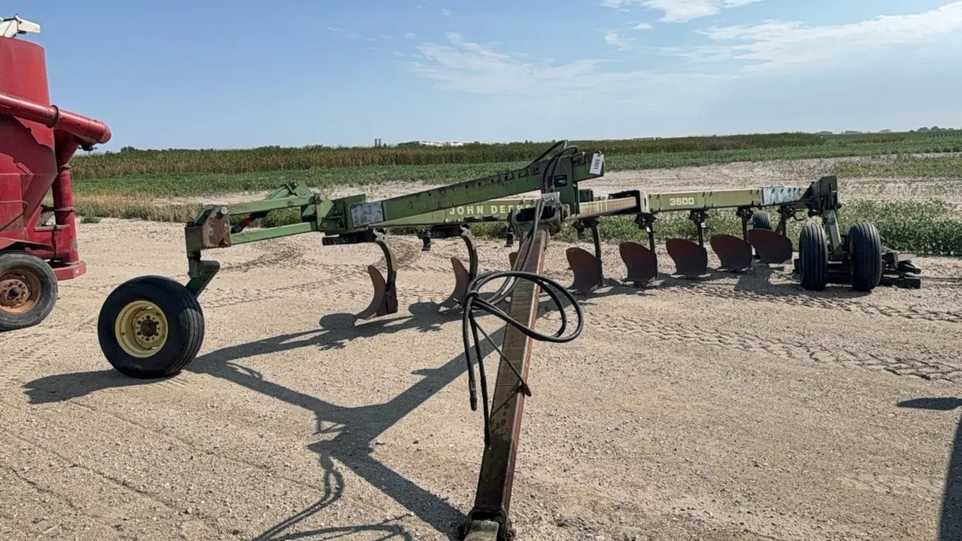 ID 0001 John Deere 3600 8-18in Plow w/coulters