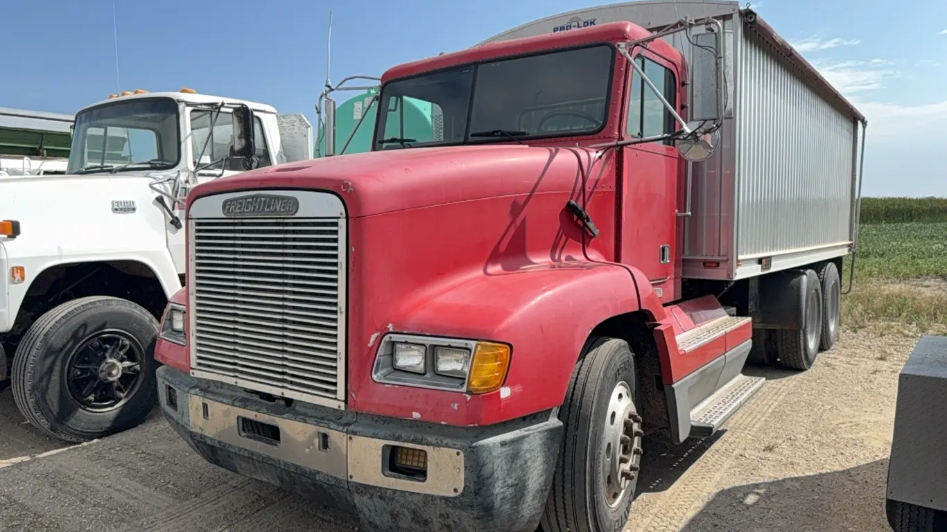 ID 4981 1994 Freightliner FLD 112 w/Box