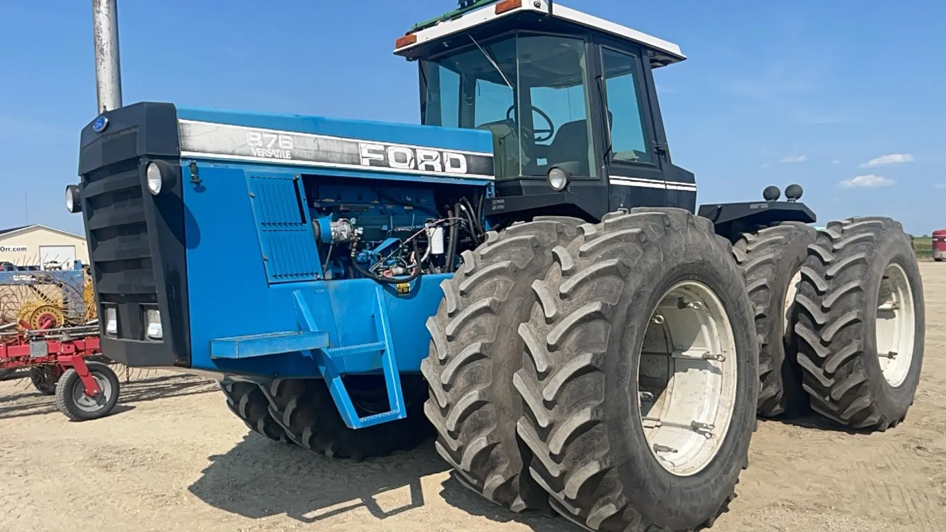 ID 0111 Ford Versatile 876