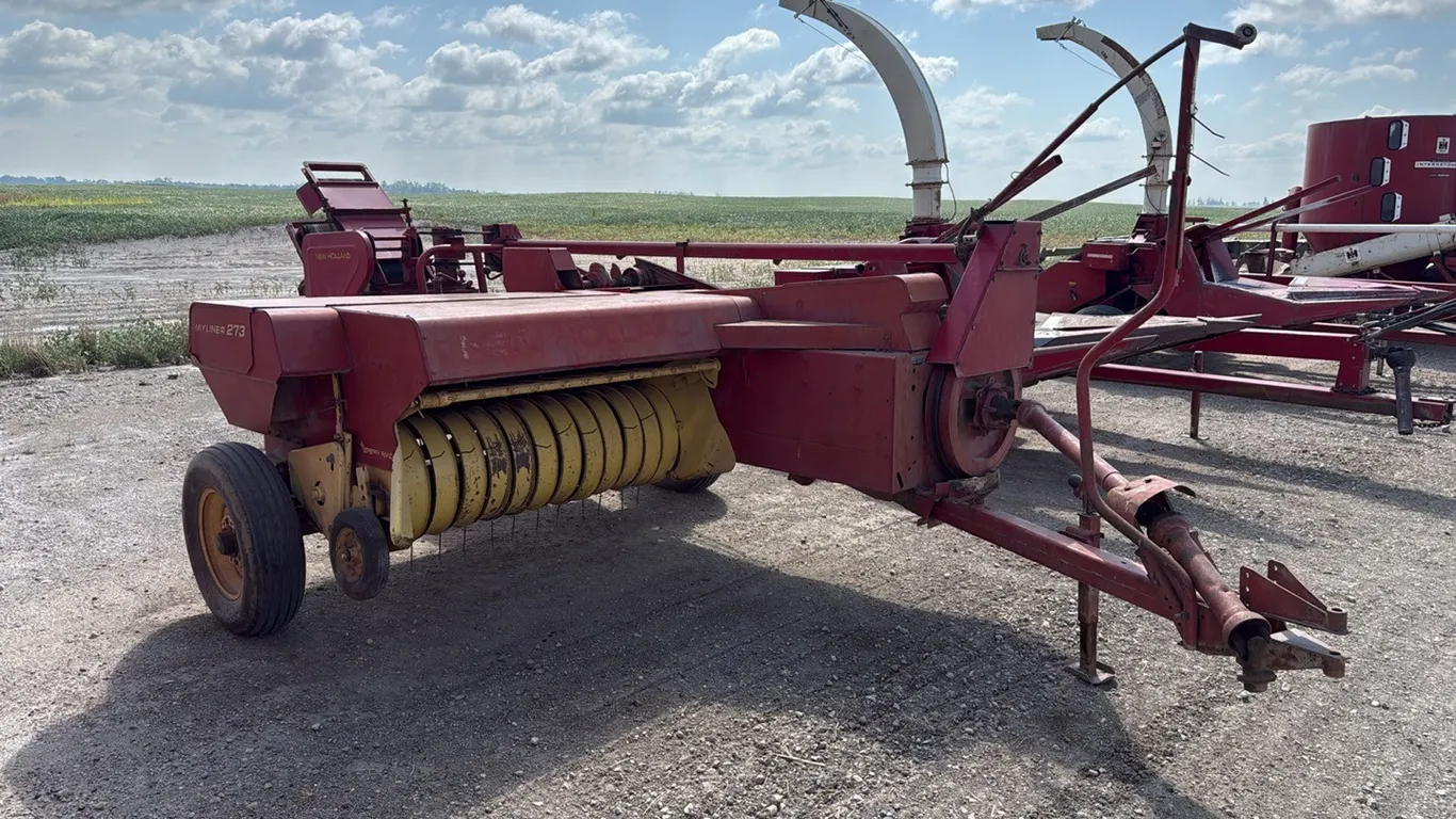 ID 0173 New Holland 273 Hayliner Square Baler
