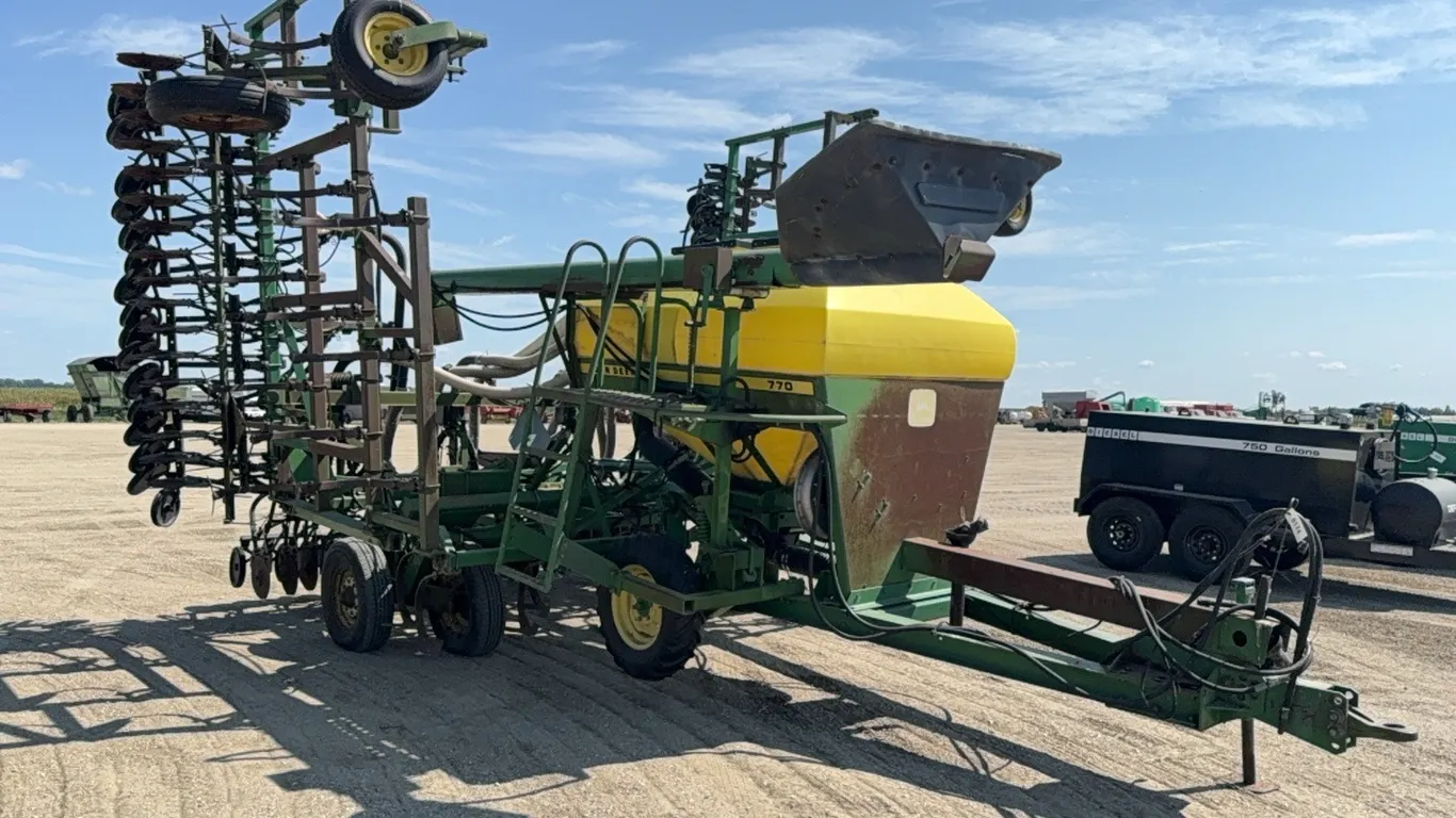 ID 0174 John Deere 770 35' Air Drill