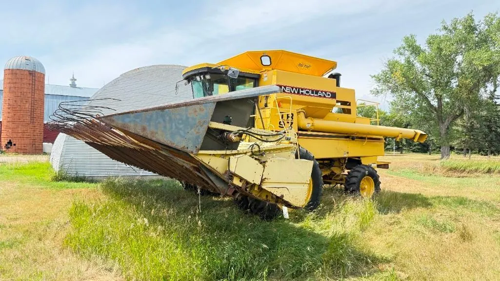1995 New Holland TR97 Combine