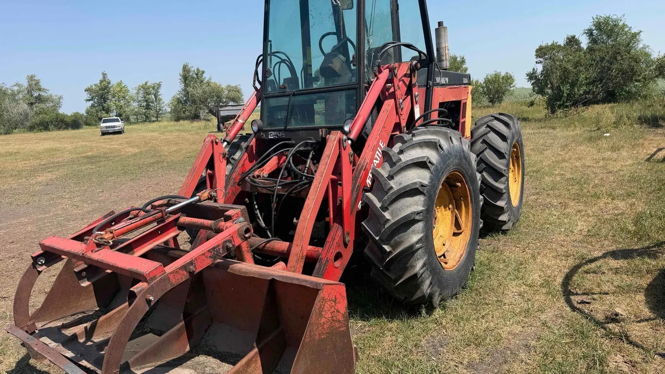 1985 Versatile 256 Bi-Directional Tractor