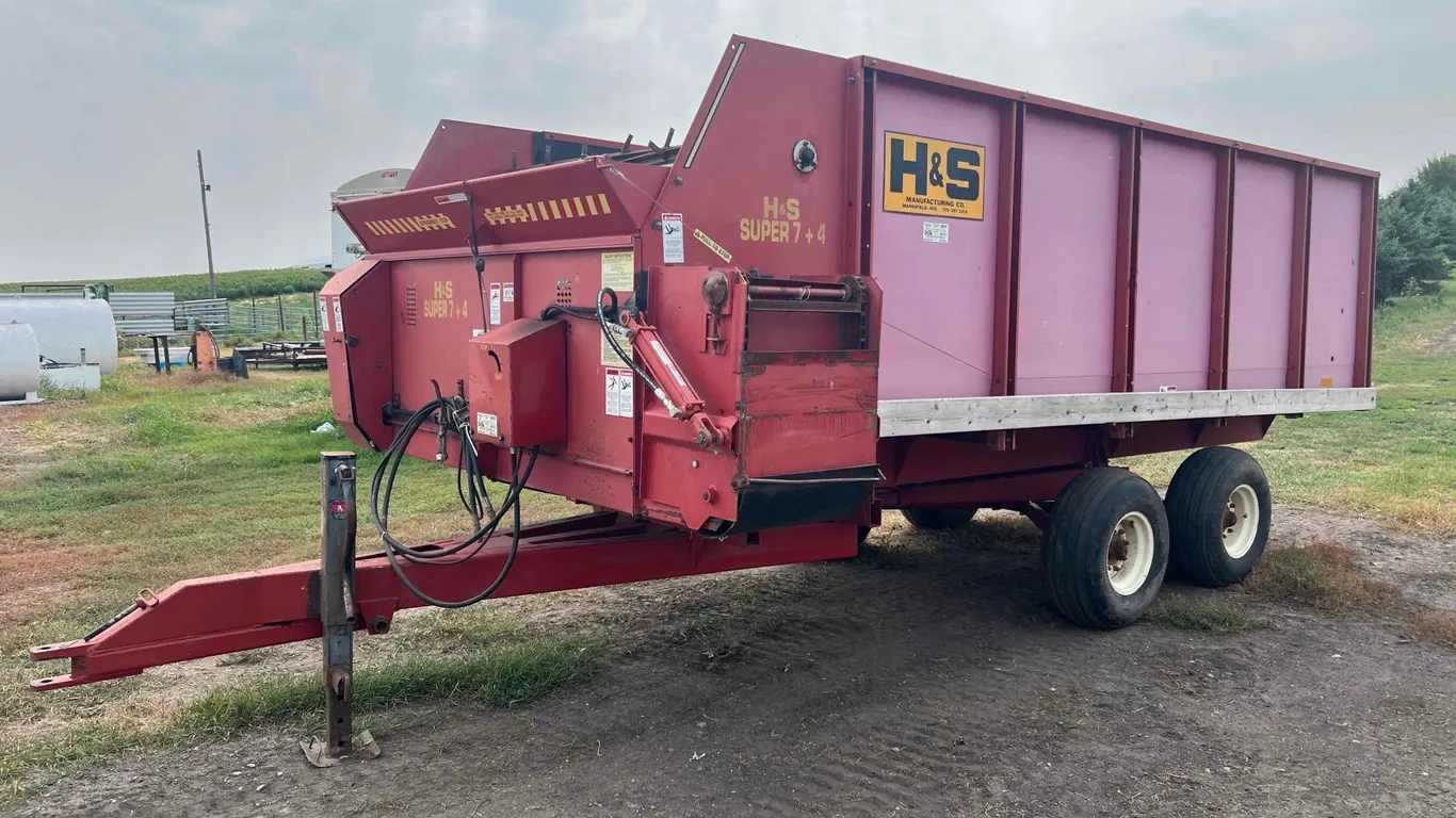 H&S Feed Wagon