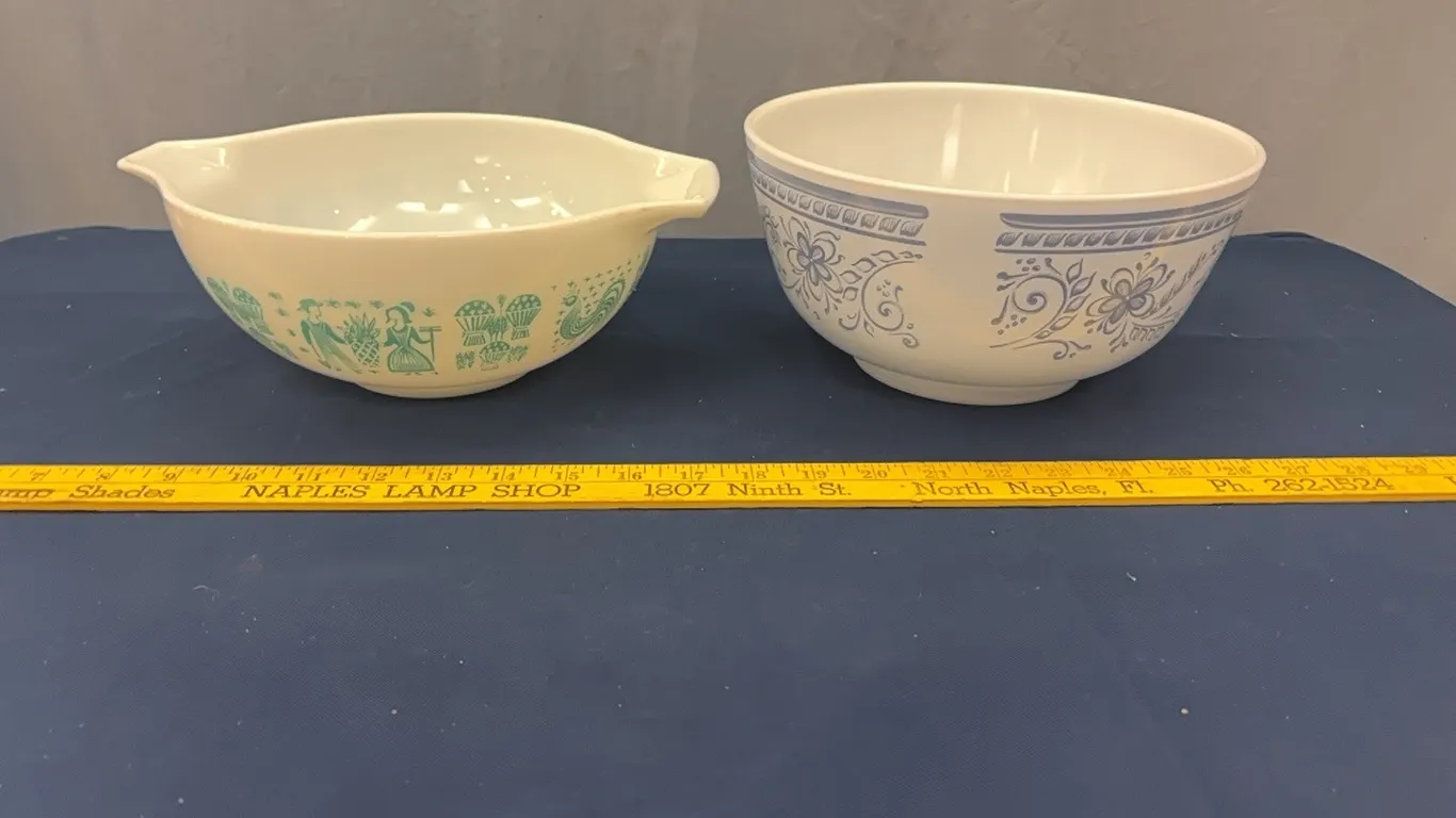 Vintage pyrex bowls