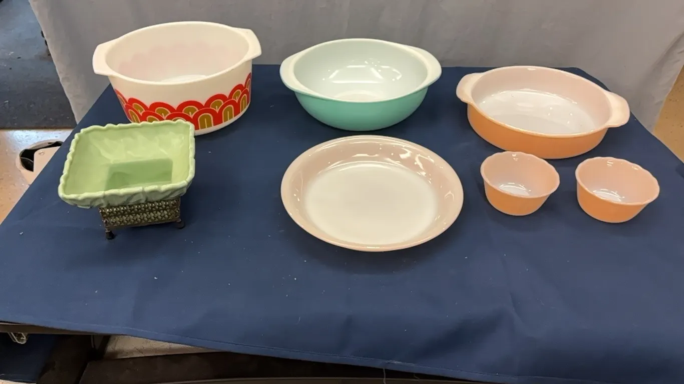 Pyrex and fire king bowls