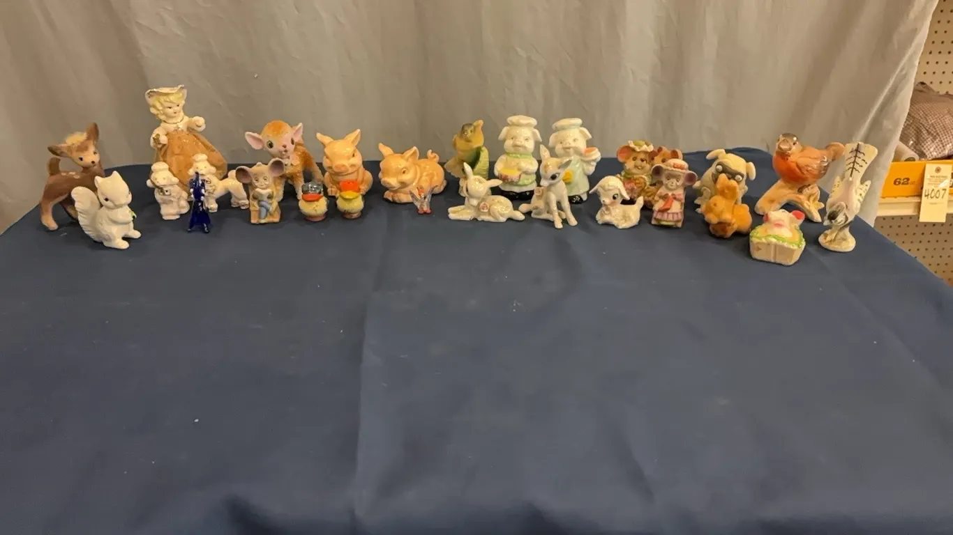 Small decorative figurines