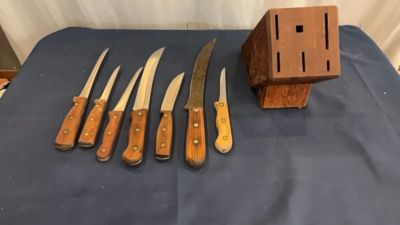 Kitchen knive set with block