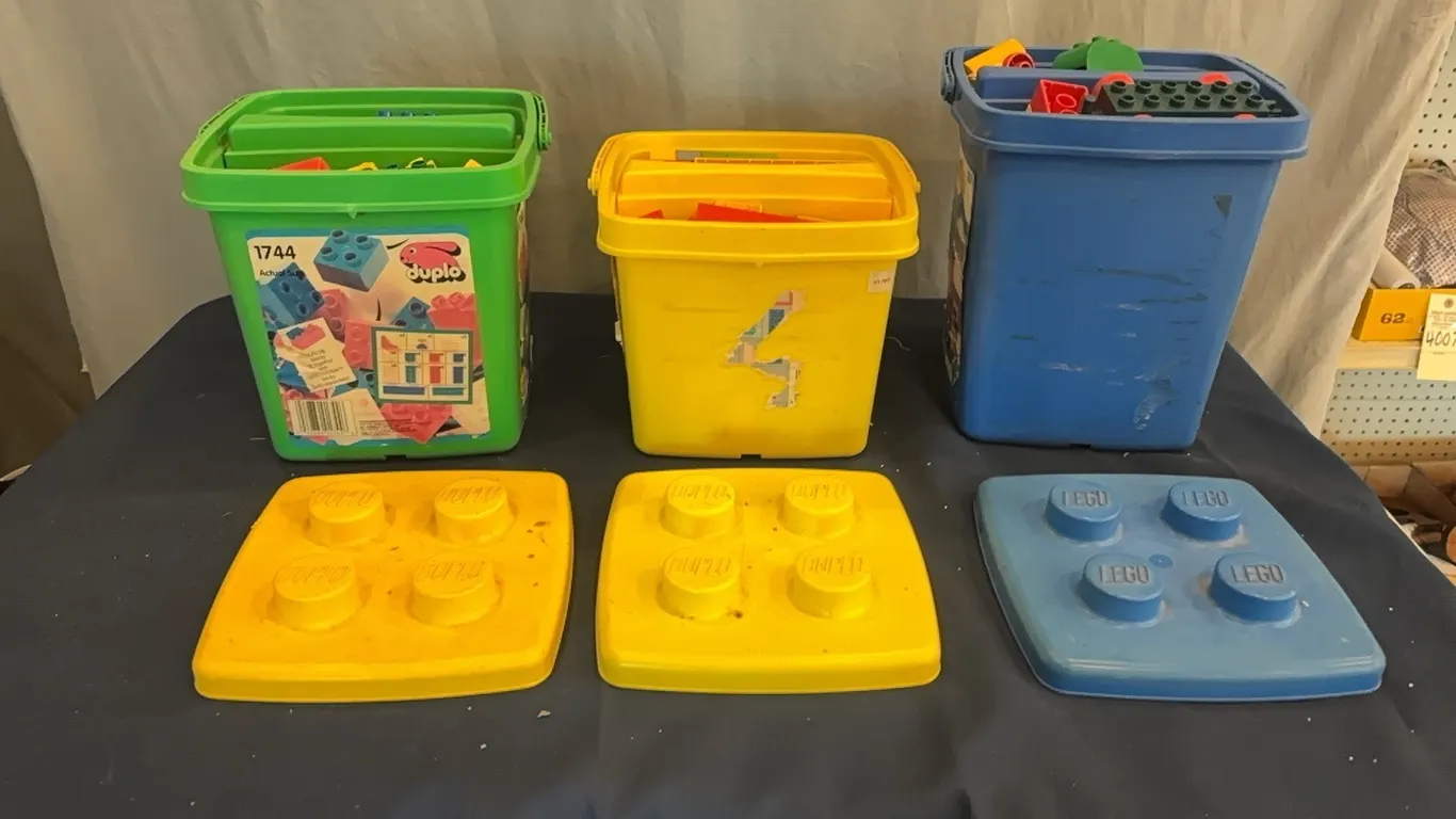Toy building bricks