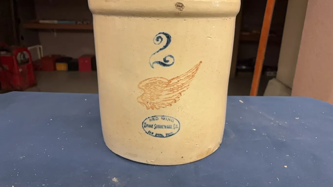 Red wing crock