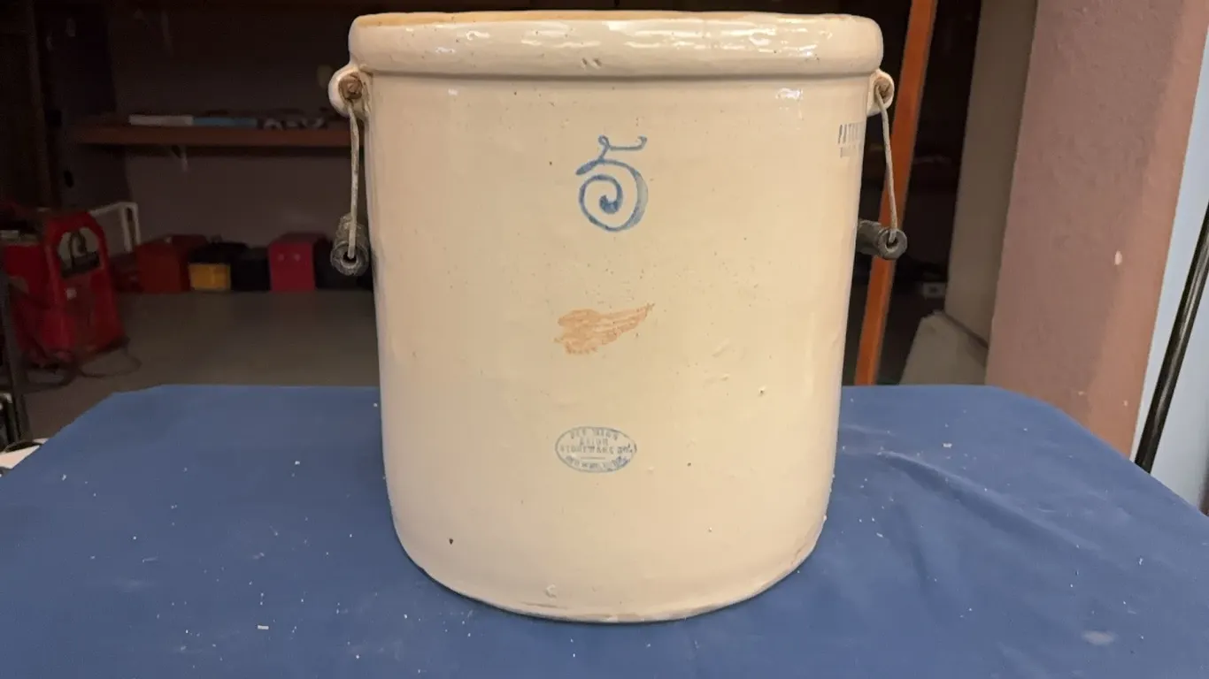 Red wings crock