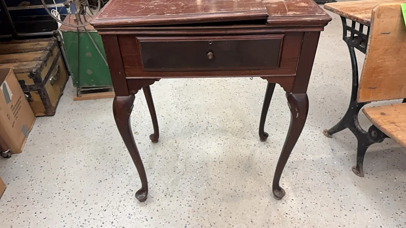 Sewing machine cabinet