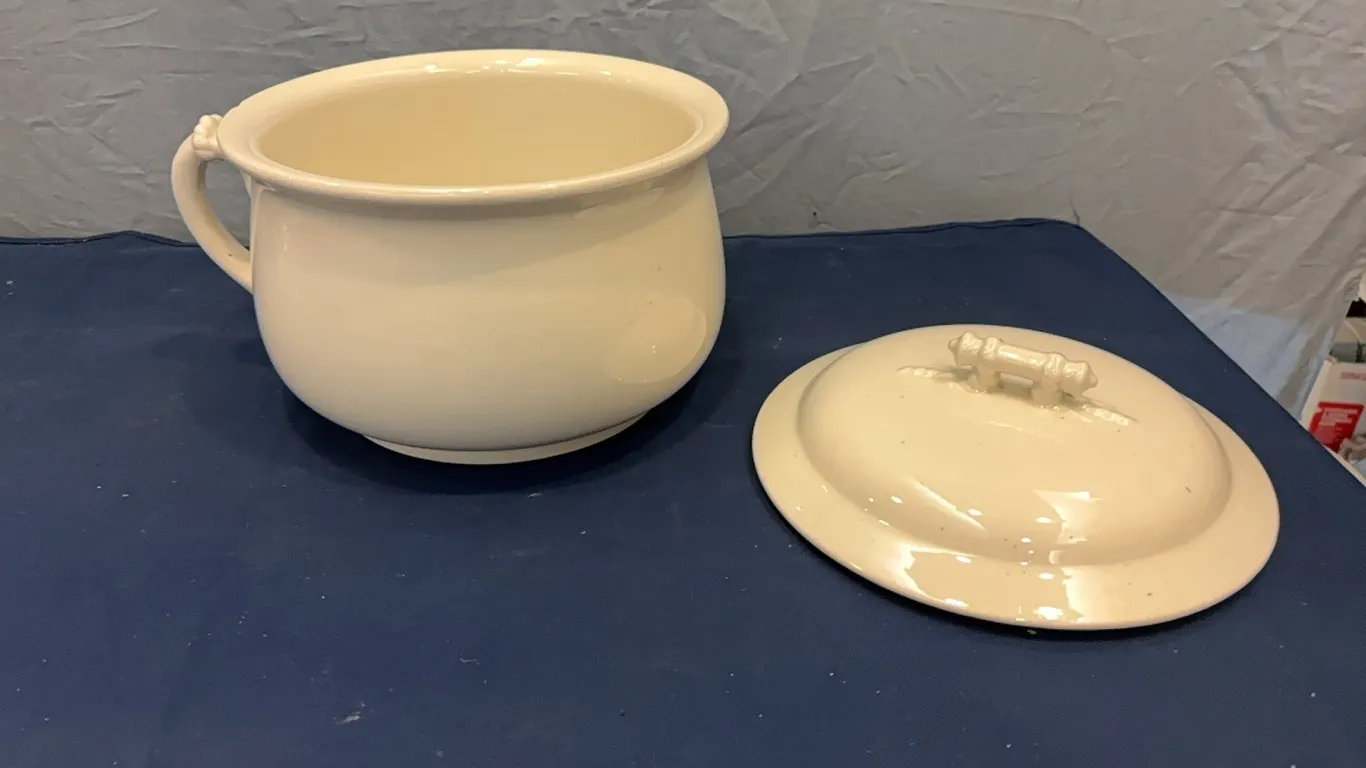 Ceramic chamber pot