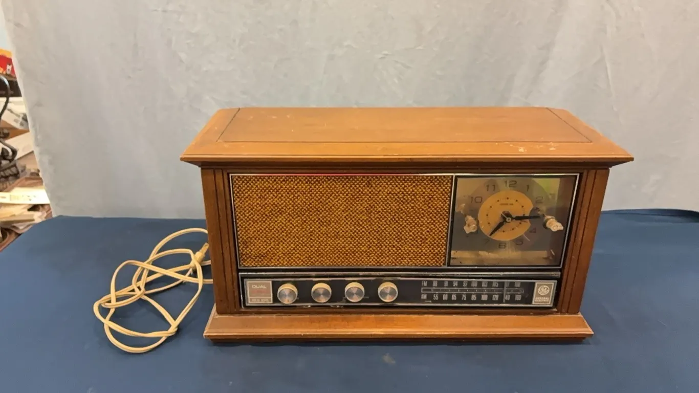 Antique GE Radio