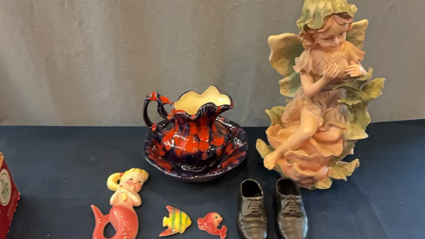Figurine, pitcher, badin