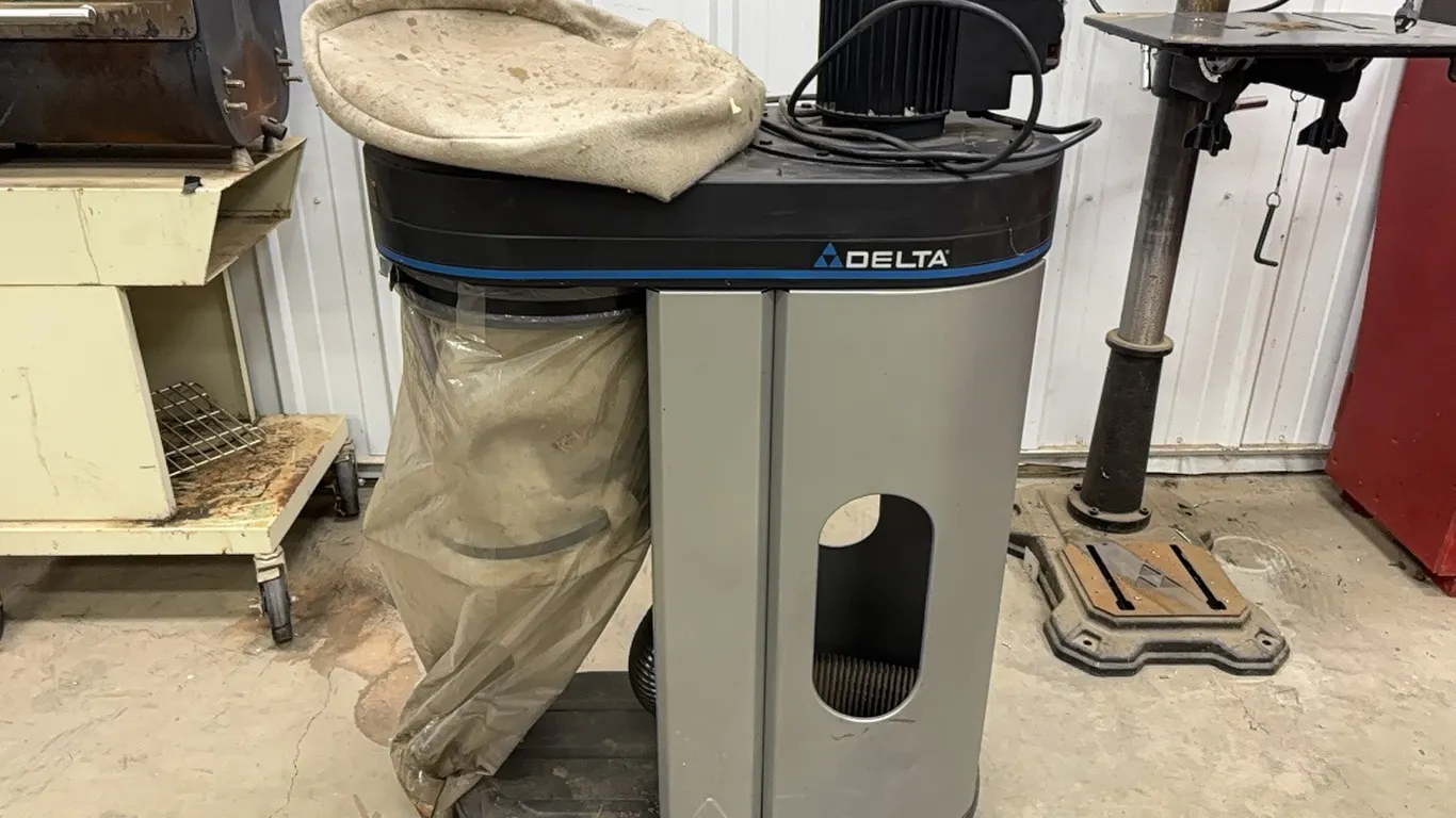 Delta dust collector