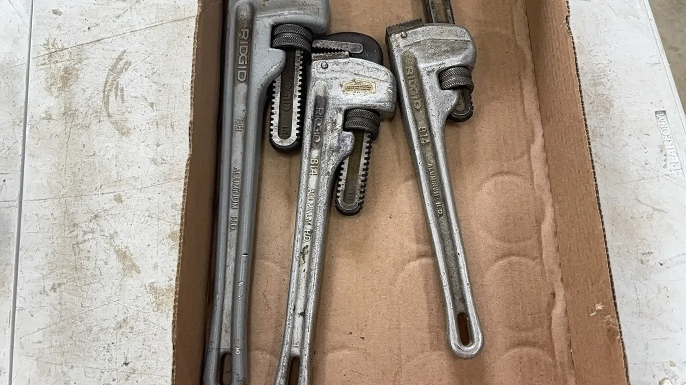 Pipe wrenches