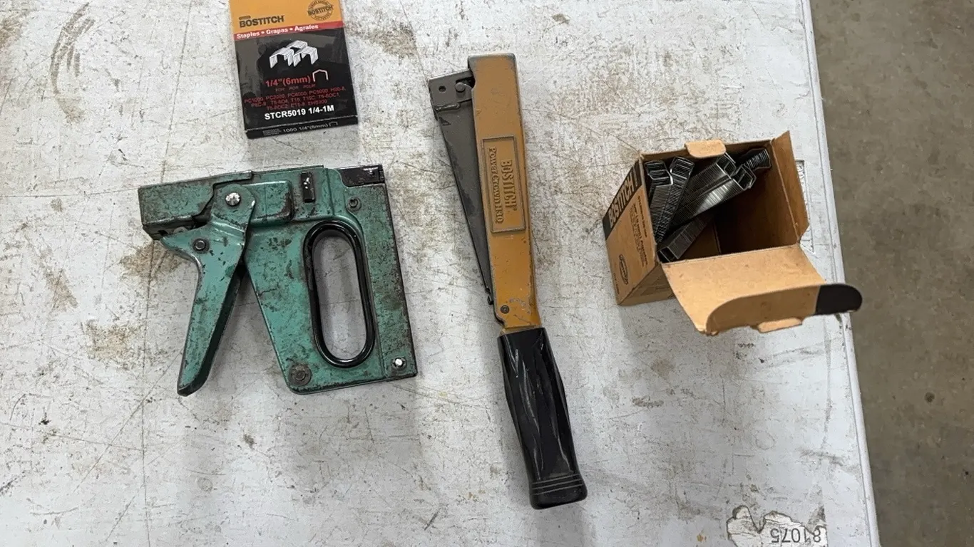 Staple guns and staples