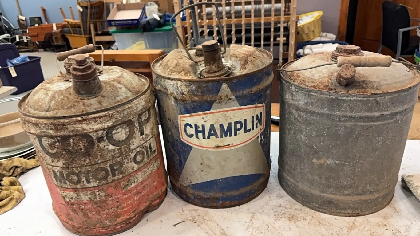 3 oil cans