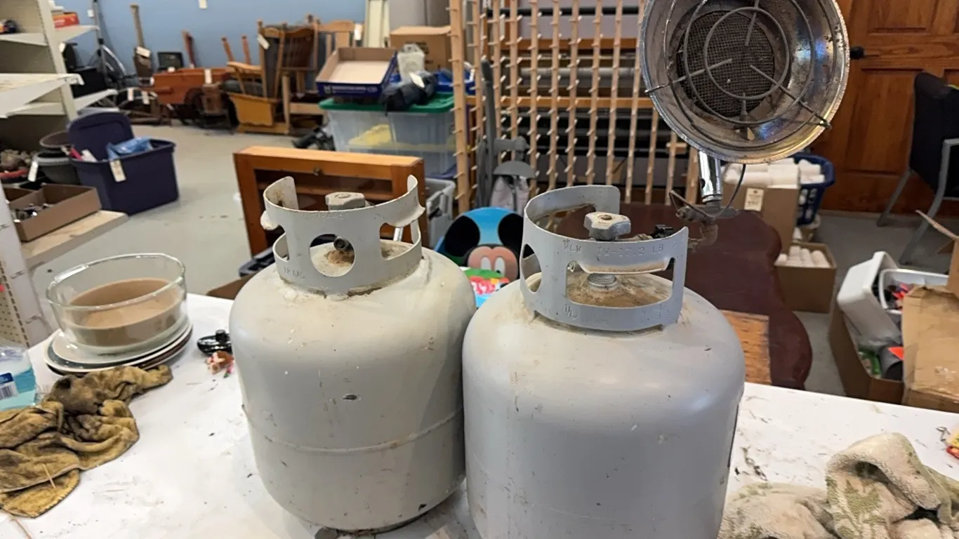 2 propane tanks, 1 heater
