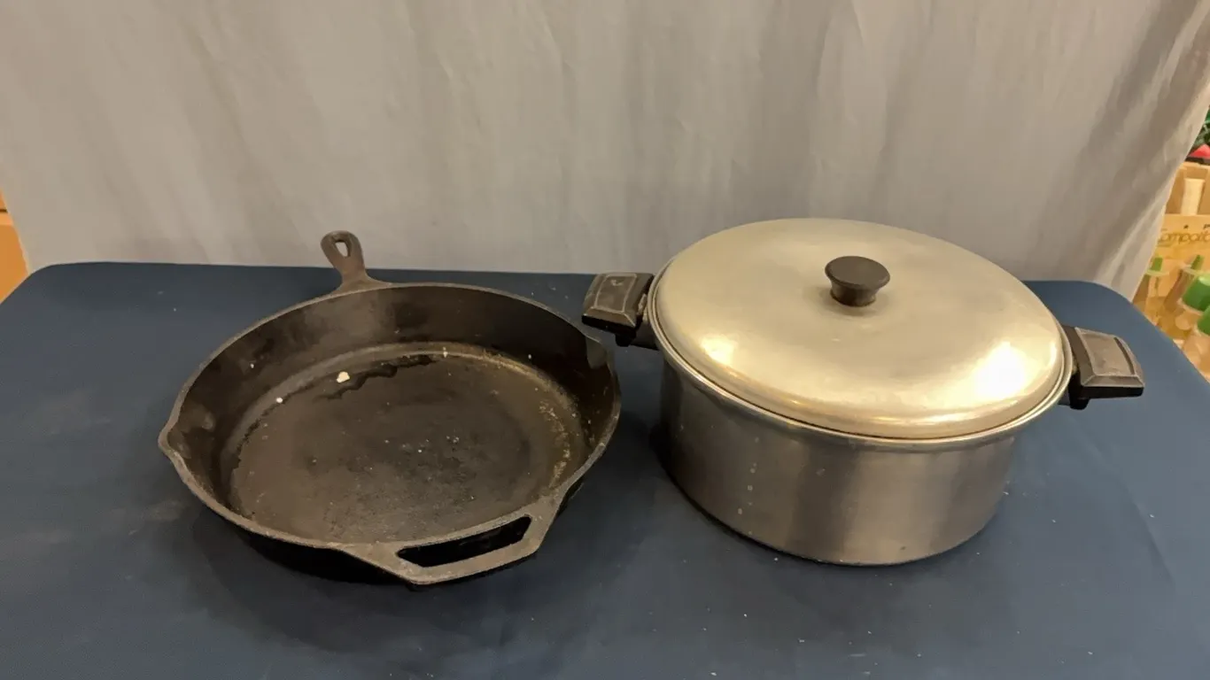 Lodge Cast Iron Pan & Aluminum Pan