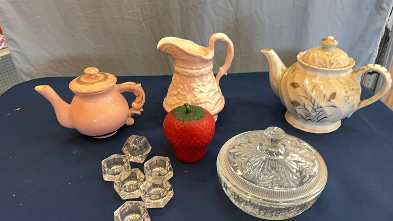 Tea pot, candy bowl, salt dips