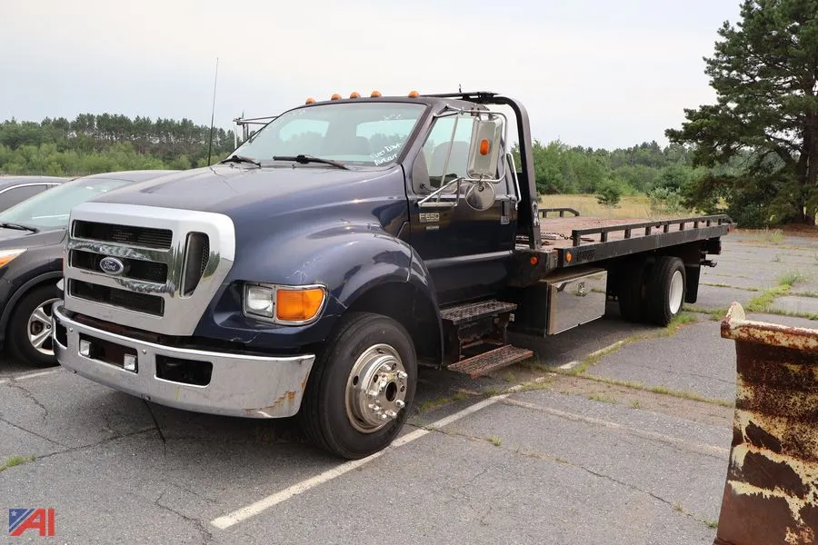 2005 Ford F650 Super Duty Cab and Chassis (2006)