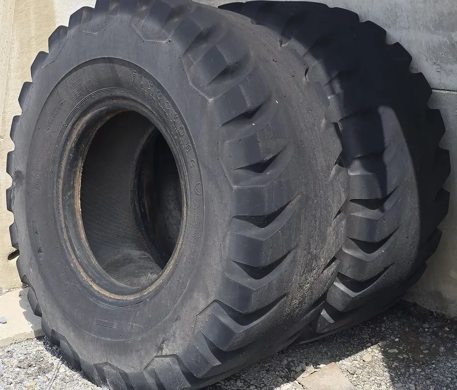 (2) Firestone Tires 20.5-25ML