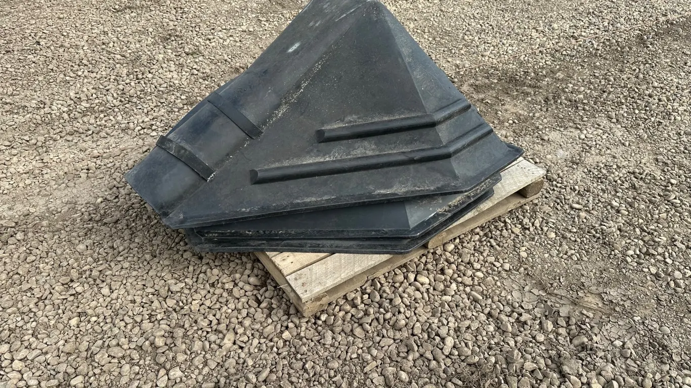 (3) Auger Hoppers