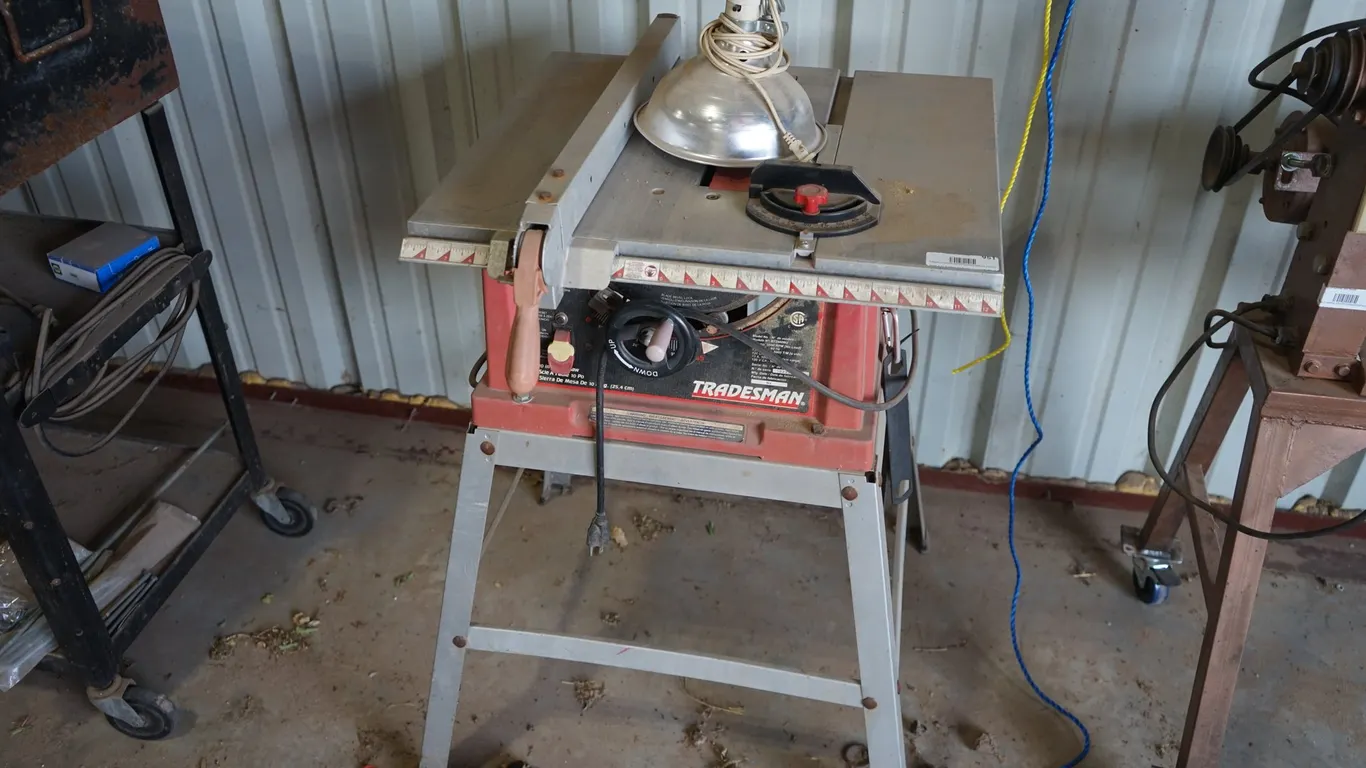 Tradesman 10" Table Saw with Stand & Light