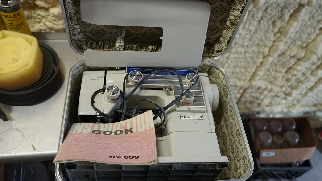 Vintage Vogue Stitch 609 Sewing Machine in Case