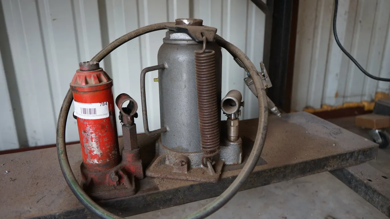 2 Bottle Jacks