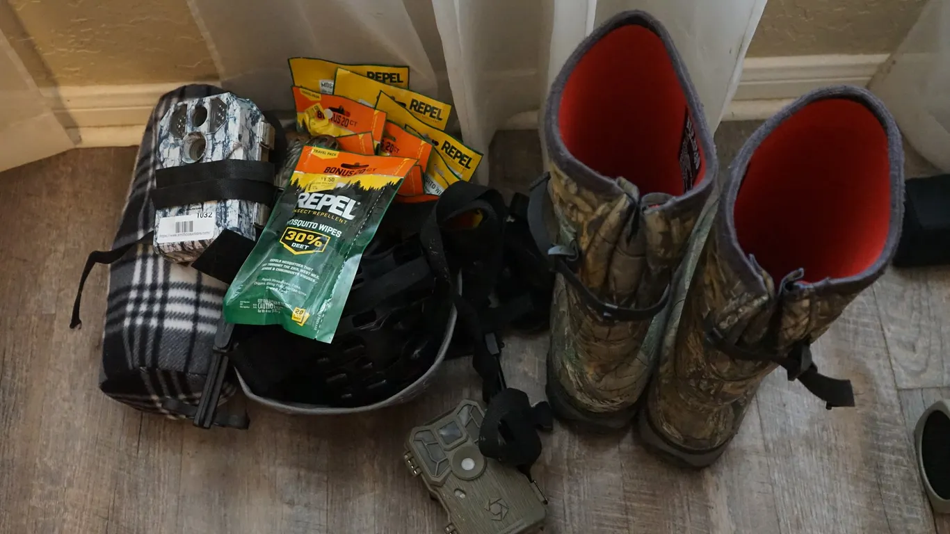 2 Trail Cameras, Blanket,