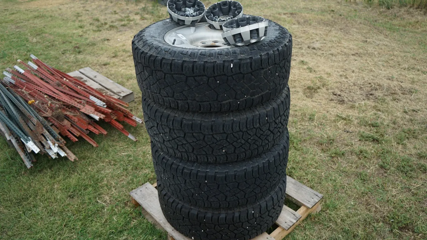 Set of 4 GMC 8 Lug Rims LT 265/70 R17