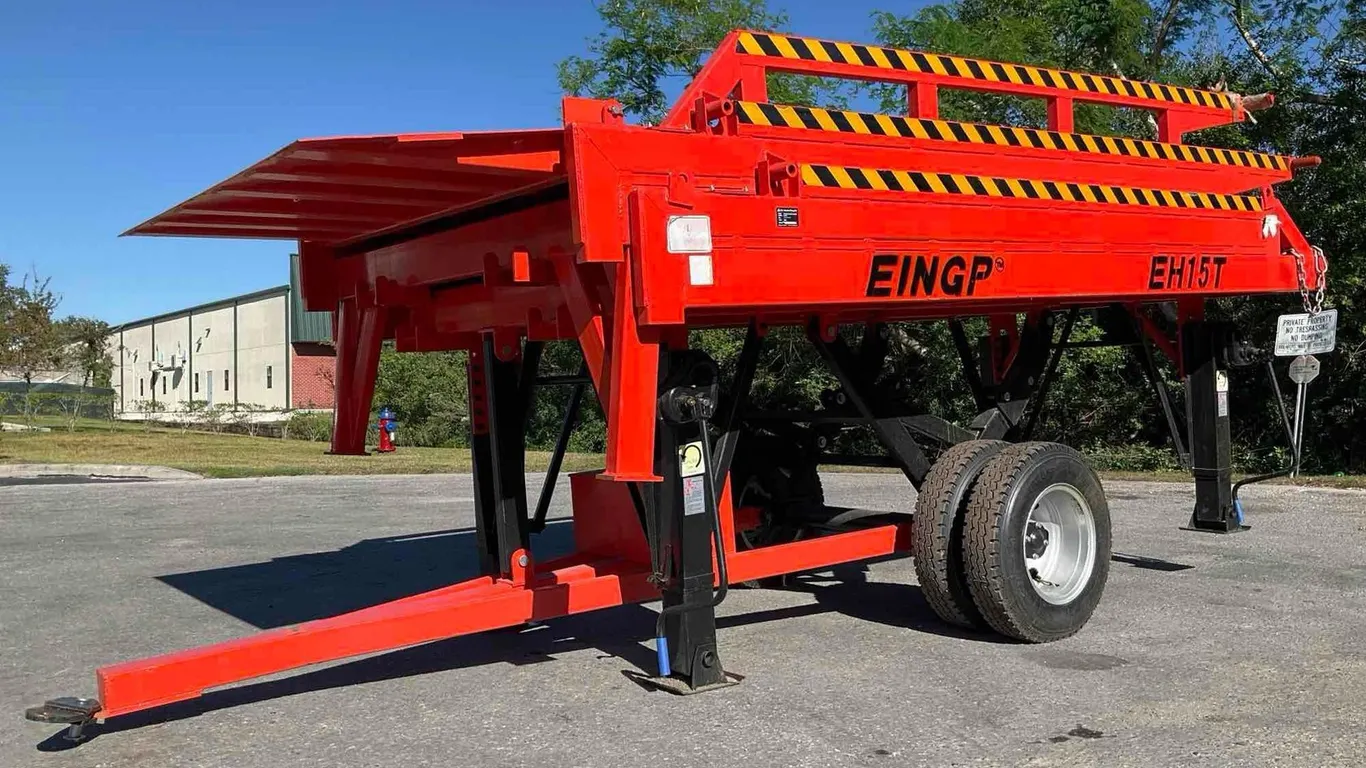 UNUSED EINGP EH15T THREE-SIDED TELESCOPIC MOBILE LOADING RAMP