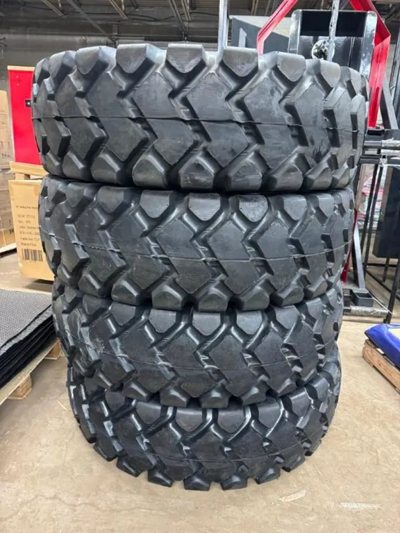 NEW! LOT OF 2 TIRES BEAVER 20.5-25 20PR TL TIRE E3/L3