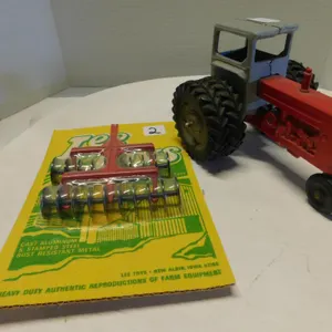 1/32 LEE TOYS IH TRACTOR & DISC, '70'S