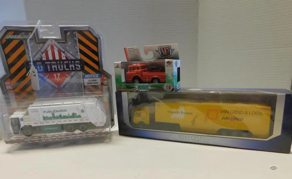 1/64 3 PC. MISC MACK, FORD, MERCEDES TRUCK LOT