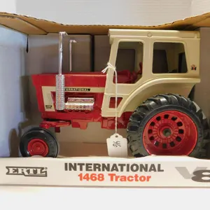 1/16 INTERNATIONAL 1468 V8 TRACTOR, NIB