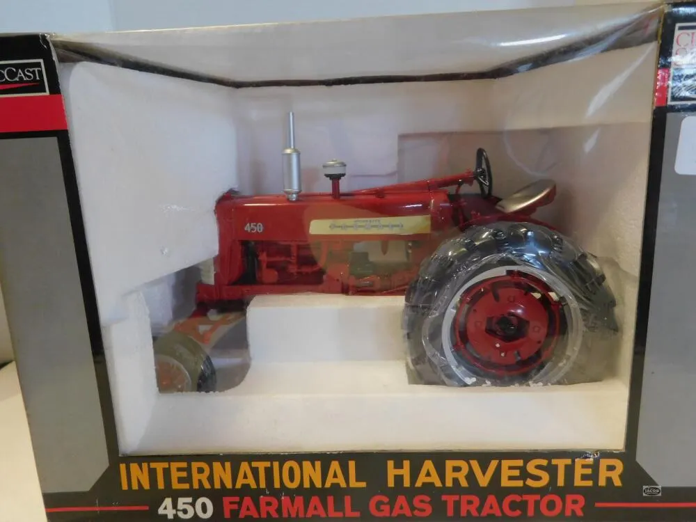 1/16 IH 450G TRACTOR, NIB