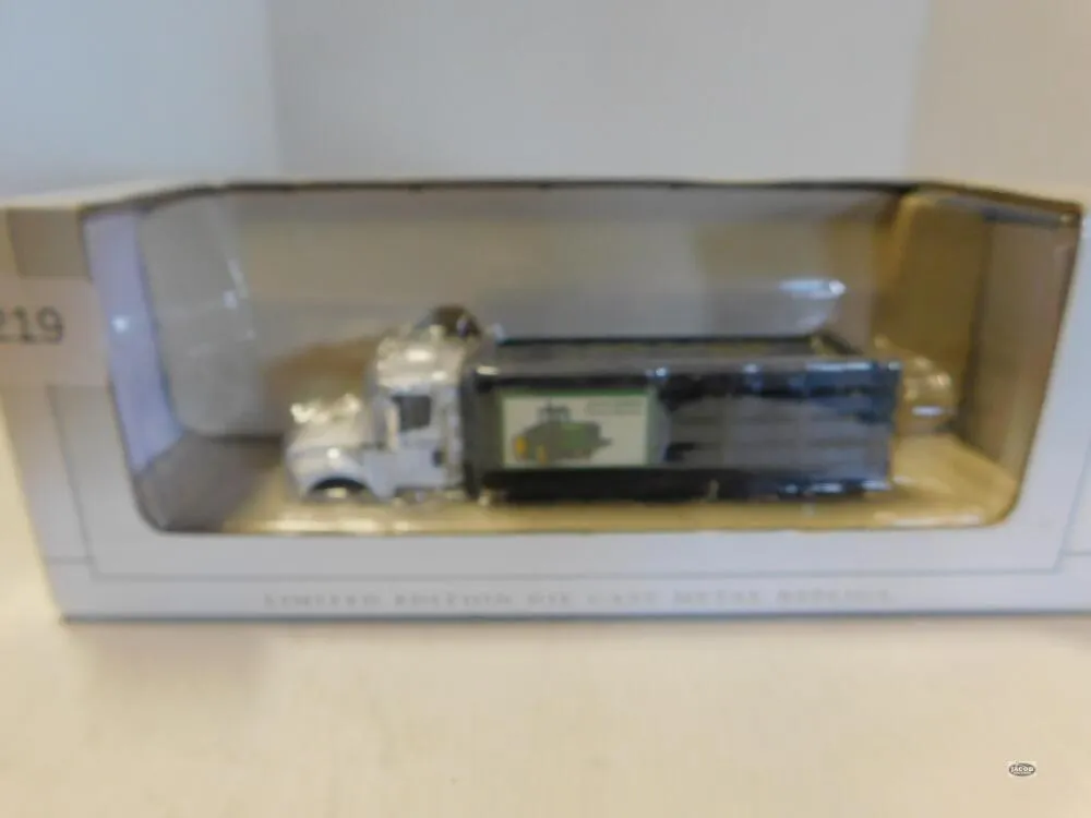 1/64 JOHN DEERE PARTS FREIGHTLINER STAKE BED